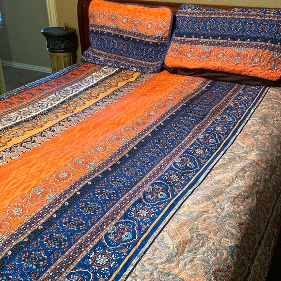 Queen Size Bedspread with Shams. - Picture 2 of 10